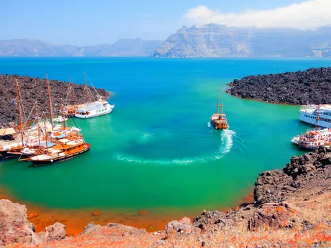Crucreo islas Volcanicas Santorini paseo en barco Tradicional Griego Nea Kameni Volcal Palea Kameni Hot Spring Thirassia Grecia