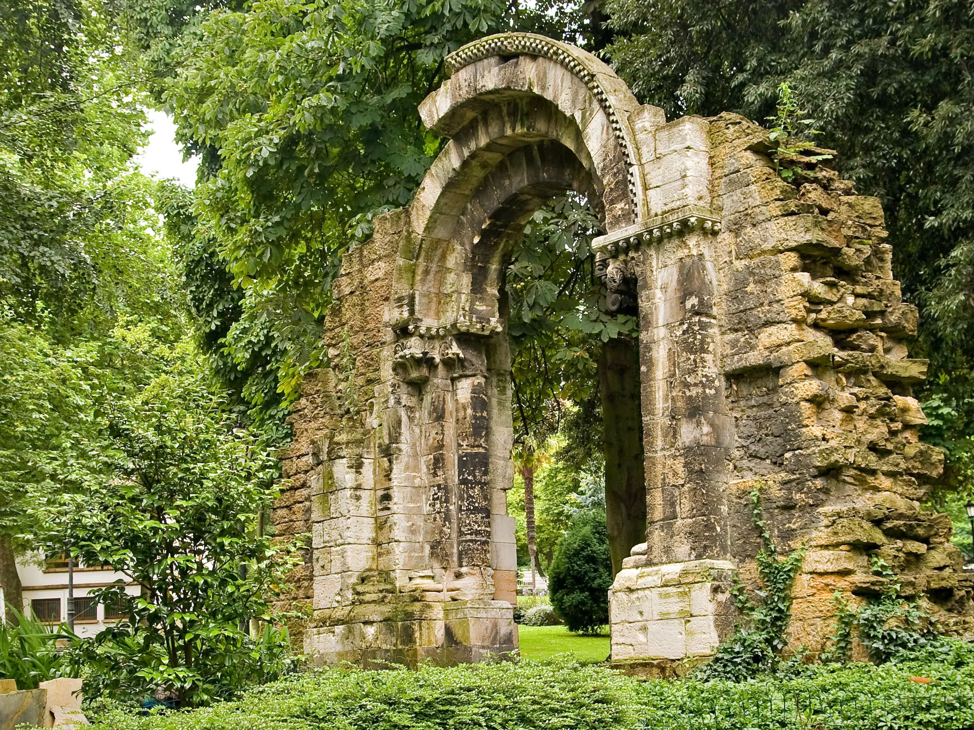 Ruinas de una Iglesia Romana en el Parque San Francisco - Parque San Francisco - Qué ver en Oviedo - Guía de Viajes Oviedo - Buendía Tours