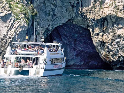 El barco avanza entre formaciones rocosas, ofreciendo una vista única del paisaje costero de la isla.