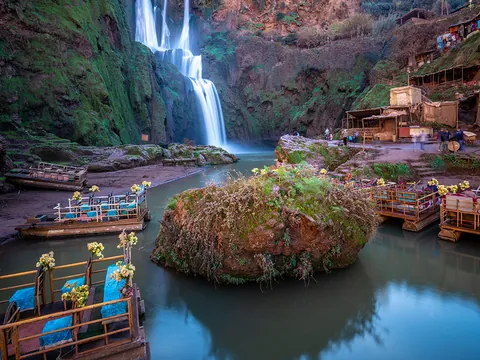 Cascadas de Ouzoud con terrazas junto al agua, cerca de Marrakech