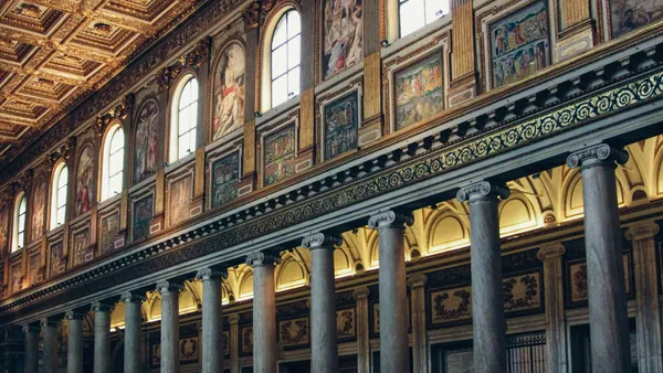 Columnas jónicas y mosaicos antiguos en la Basílica de Santa María la Mayor, Roma