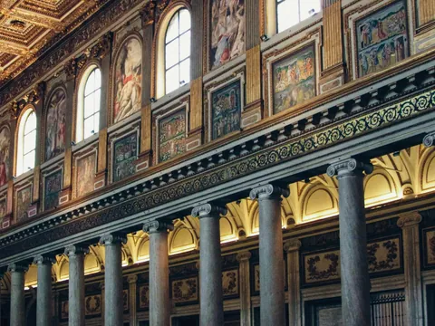 Columnas jónicas y mosaicos antiguos en la Basílica de Santa María la Mayor, Roma