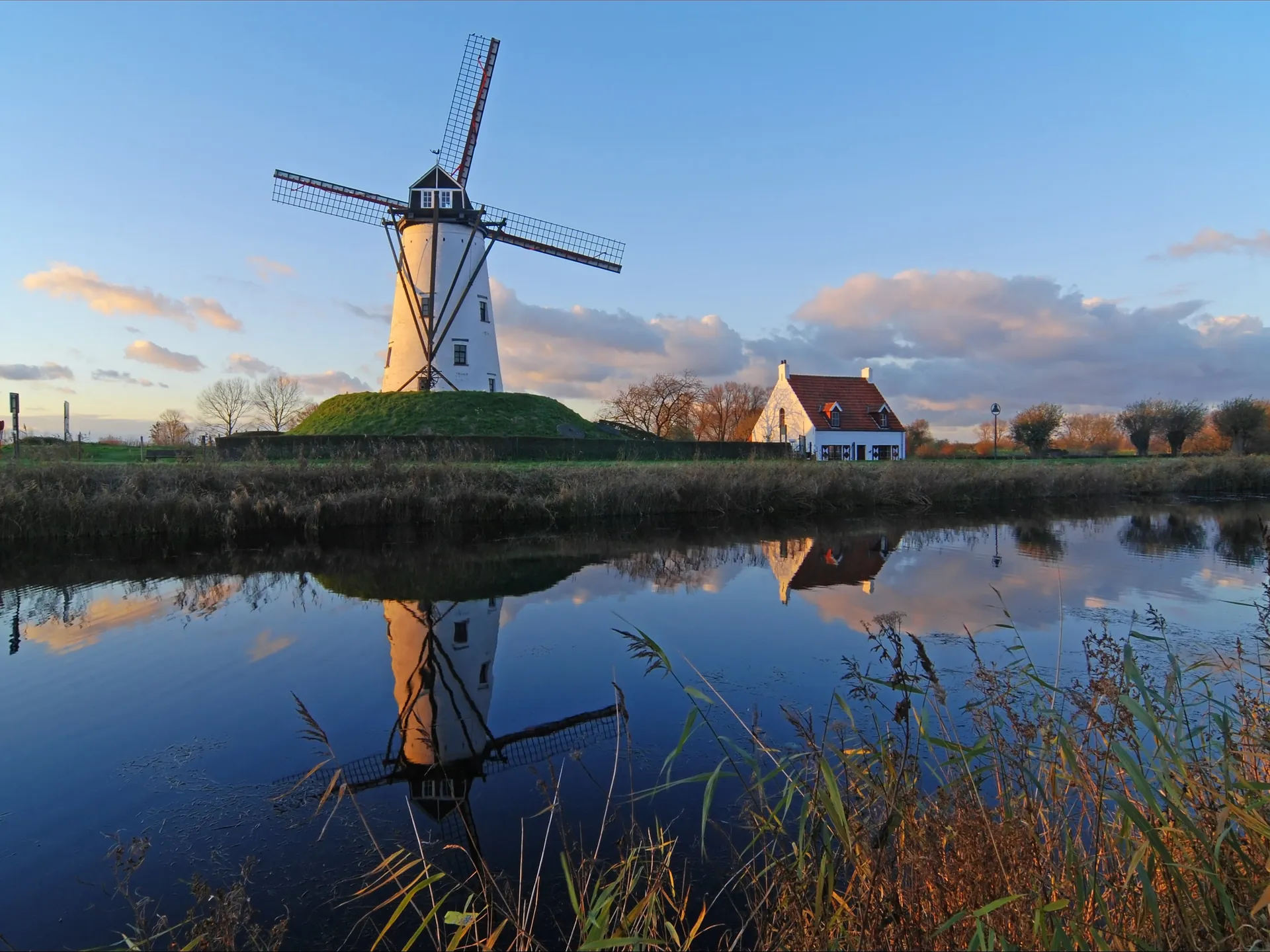 Molino junto al canal en Damme