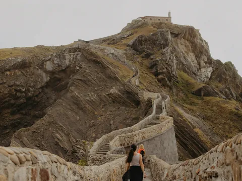 Subiendo las escaleras de San Juan de Gaztelugatxe hacia la ermita.