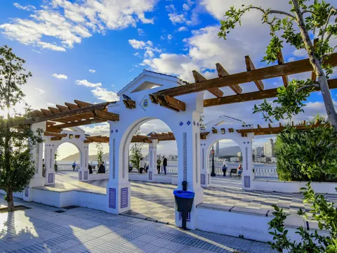 Mirador del casco antiguo de Benidorm con pérgolas blancas y vistas al mar
