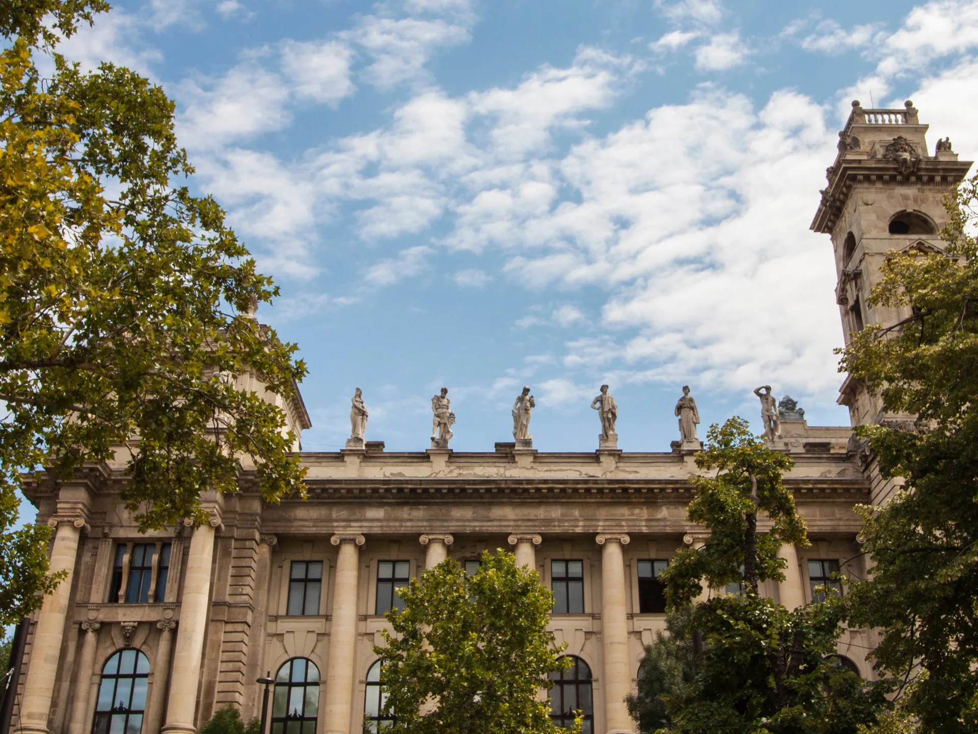 Plaza de la Libertad - Qué ver en Budapest - Guía de viaje Budapest - Buendía Tours