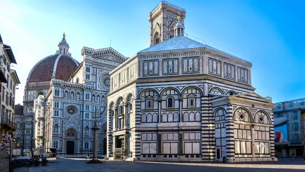 Catedral de Florencia con cúpula de Brunelleschi, Campanile y Baptisterio en la Piazza del Duomo.