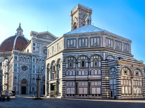 Catedral de Florencia con cúpula de Brunelleschi, Campanile y Baptisterio en la Piazza del Duomo.