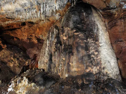 En el interior de la cueva, el tiempo parece detenido. Cada forma, cada relieve, es el resultado de siglos de silencio y minerales en movimiento.
