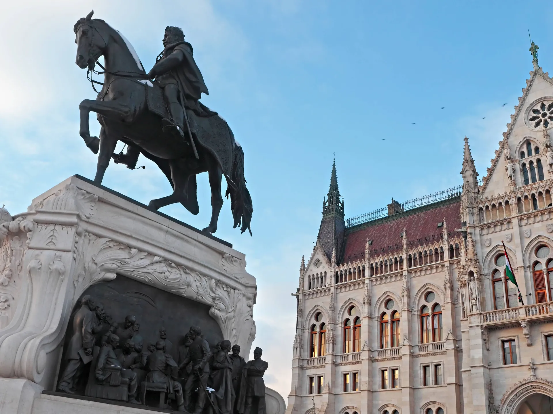 Plaza Kossuth Lajos - Qué ver en Budapest - Guía de viaje Budapest - Buendía Tours