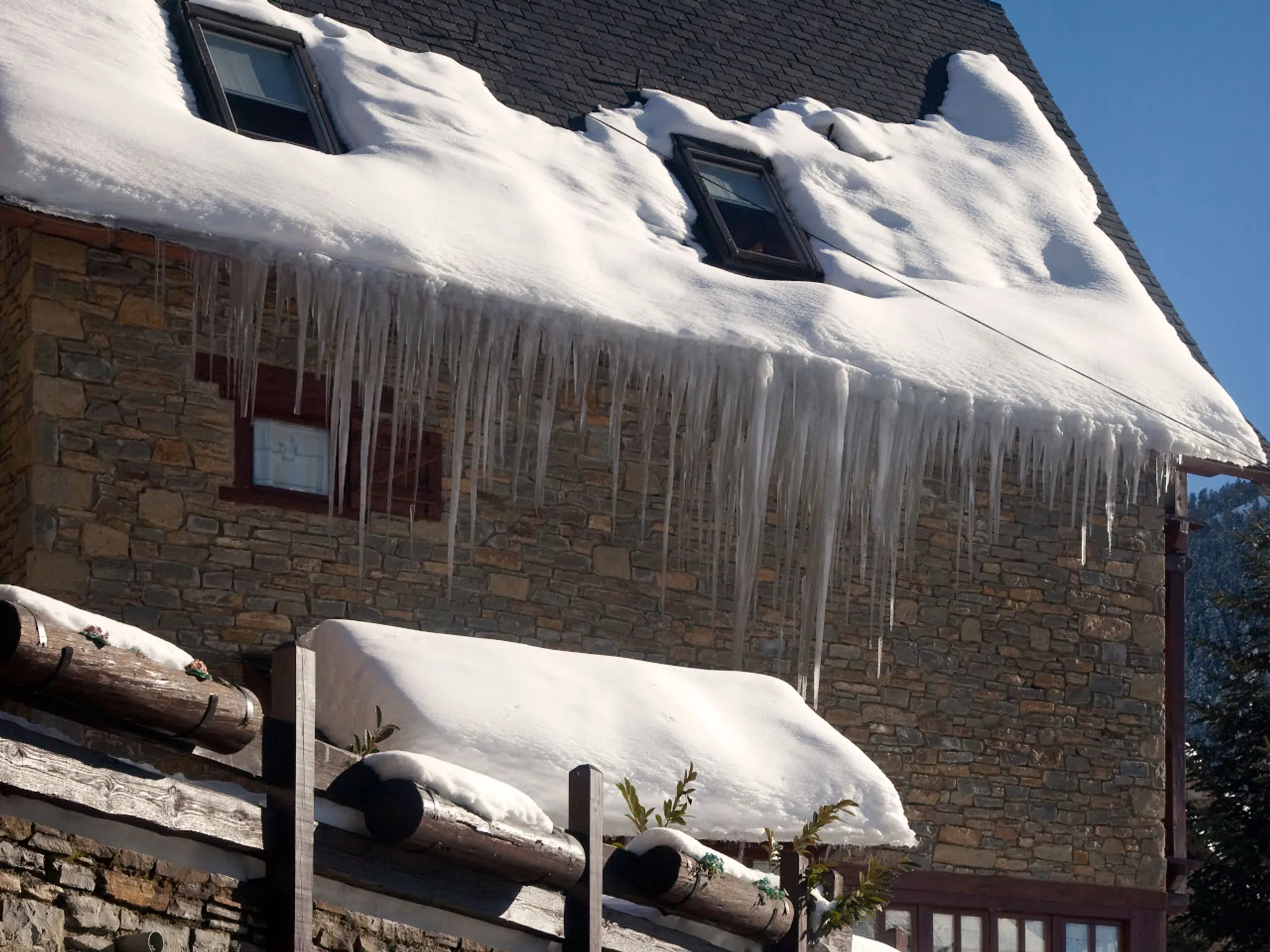 Casa en Casau con el techo cubierto de nieve y con estalactitas - Qué ver en Baqueira Beret - Casau - Buendía