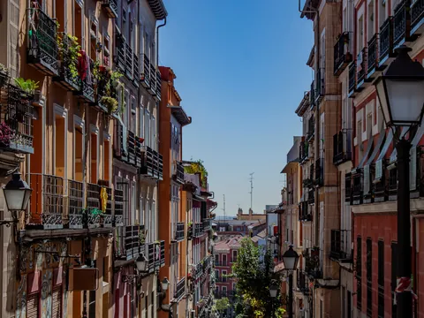 Edificios del barrio de Lavapies, uno de los barrios por los que pasa este free tour.