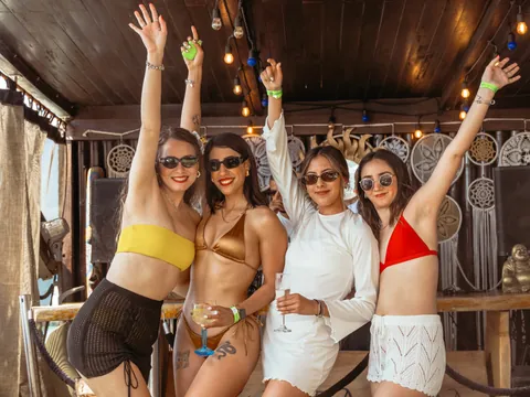 Amigas bailando en Fénix Beach, Cartagena de Indias