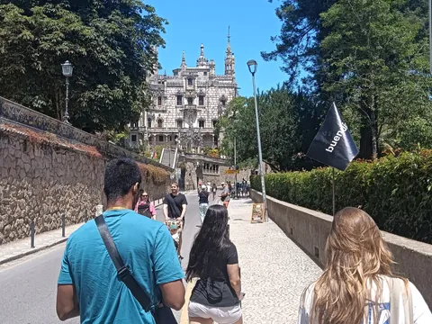 Guía de buendía con excursionistas en la Quinta da Regaleira