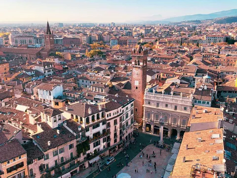 Vista aérea del centro histórico de Verona en la región italiana del Véneto