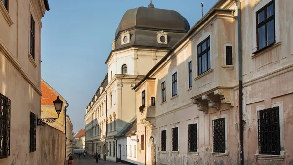 Calle de Miklos Schneider-Trnavsky en el centro histórico de Trnava.