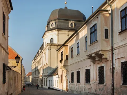 Calle de Miklos Schneider-Trnavsky en el centro histórico de Trnava.