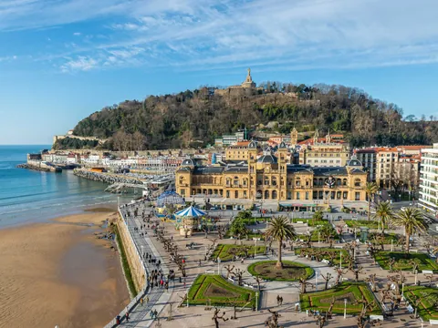 Vistas del ayuntamiento y la bahía desde el paseo marítimo de San Sebastián