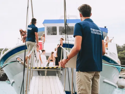 Tripulación del barco turístico en una cala de Menorca