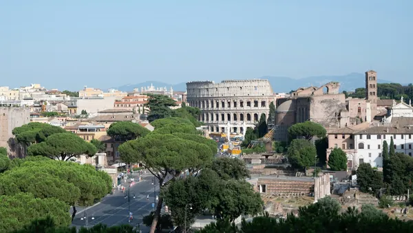 Panorámica del Coliseo y el Foro Romano en Roma, Italia