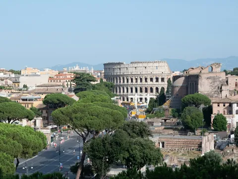 Panorámica del Coliseo y el Foro Romano en Roma, Italia