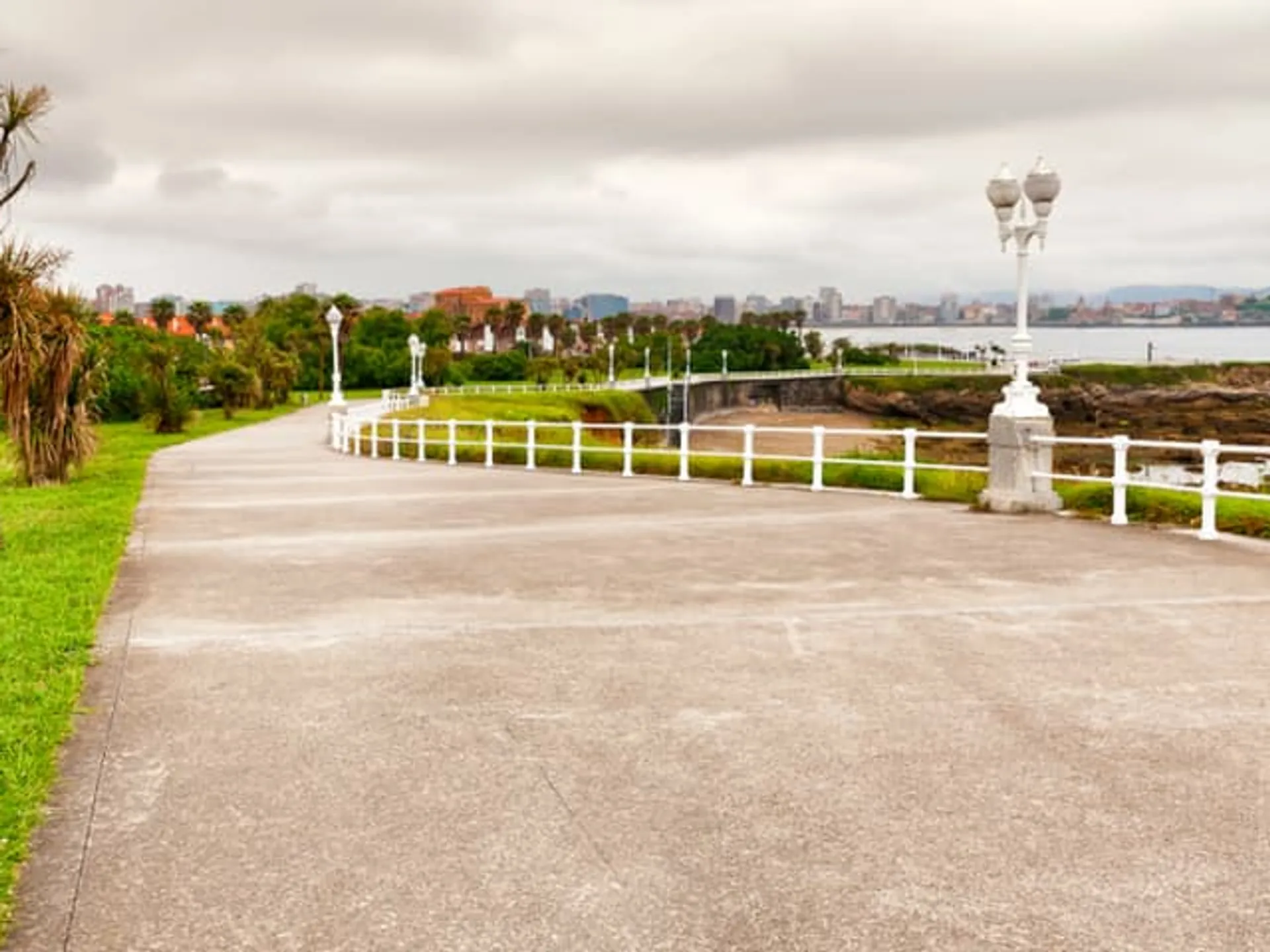 Playa del Cervigón donde se inicia la senda del Cervigón-Qué hacer en Gijón-Rutas en Gijón-Senda del Cervigón-Guía de Viajes Buendía Tours