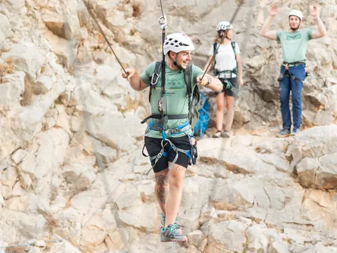 Joven cruzando puente en la vía ferrata Caminito del Rey, El Chorro.