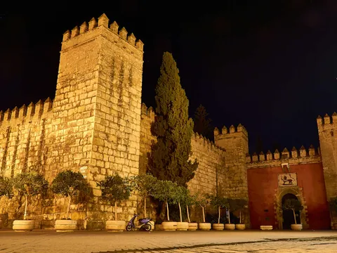 La ciudad iluminada crea un atmósfera perfecta para desarrollar el tour de la Sevilla misteriosa y paranormal.