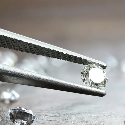 Diamante cortado brillante en unas pinzas en Amberes, Bélgica