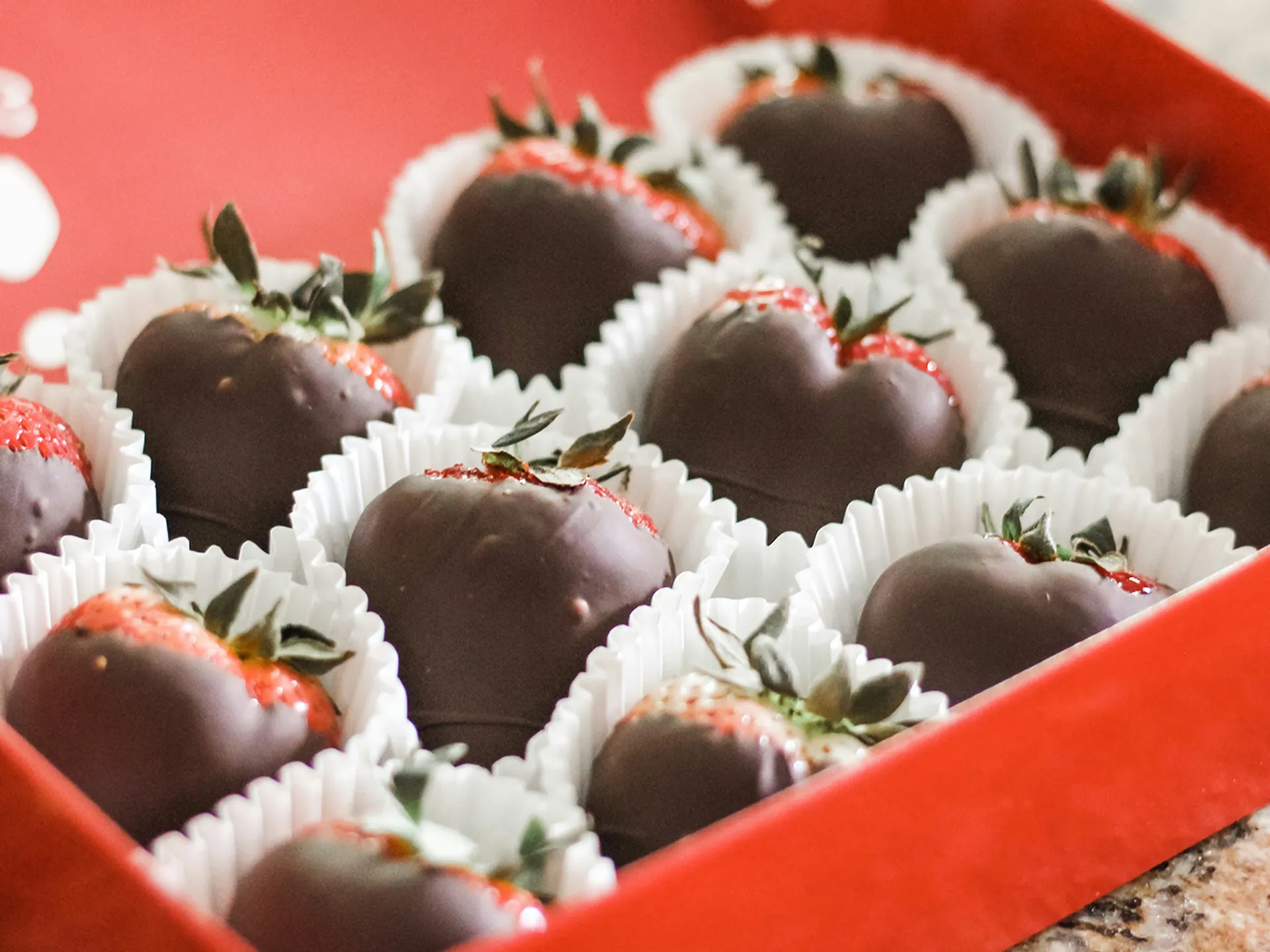 Caja de fresas bañadas en chocolate negro en una bombonería de Bruselas.