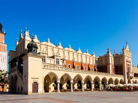Lonja de los Paños y Torre del Ayuntamiento en la Plaza del Mercado de Cracovia
