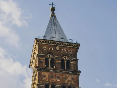 Campanario románico de la Basílica de Santa María la Mayor