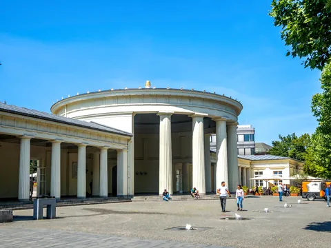 Pabellón Elisenbrunnen, de estilo neoclásico, centro de aguas termales.