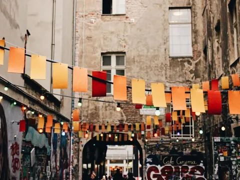 Callejón decorado con luces y banderines de colores en Berlín
