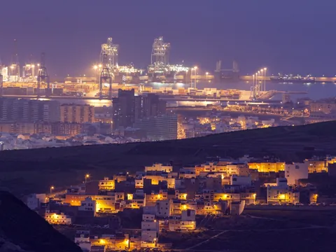 Vista nocturna del Puerto de la Luz y barrios iluminados en Las Palmas.