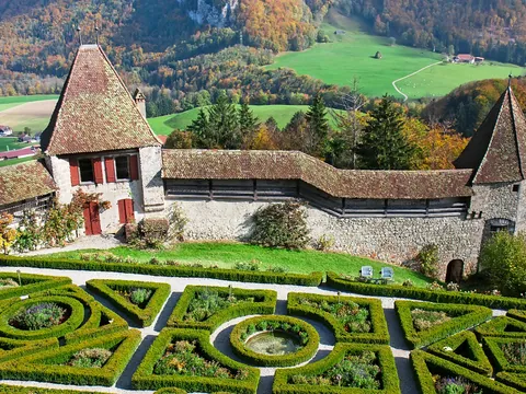excursion-gruyeres-desde-ginebra_castillo-medieval_jardines_suiza_buendia (2).jpg