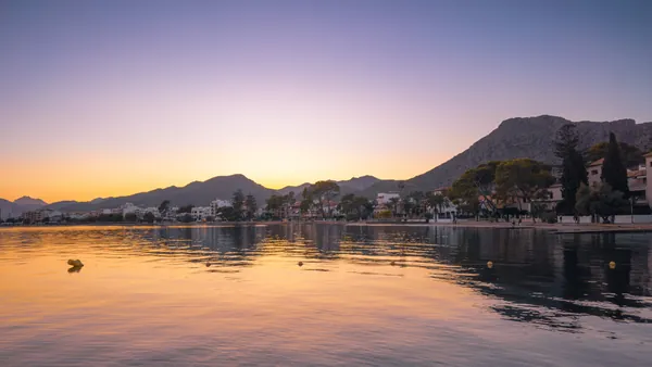 Atardecer en el puerto de Pollança en Mallorca