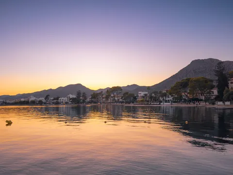 Atardecer en el puerto de Pollança en Mallorca