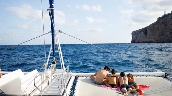 Pasajeros relajándose en el catamarán durante un paseo por la costa de Valencia.