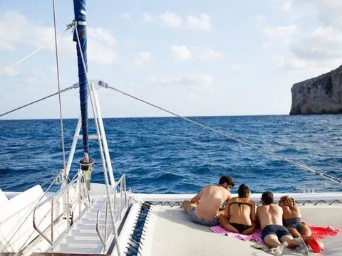 Pasajeros relajándose en el catamarán durante un paseo por la costa de Valencia.