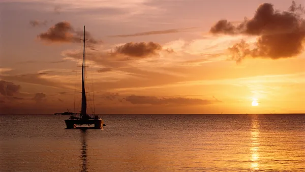 Crucero atardecer Lanzarote barco Cocktail Puerto del Carmen Canarias