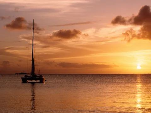 Crucero atardecer Lanzarote barco Cocktail Puerto del Carmen Canarias