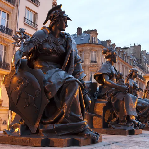 Estatua de virtudes de Le Musee d'Orsay, París
