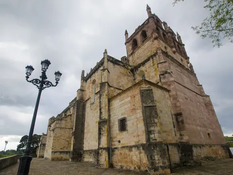 Iglesia de Santa María de los Ángeles en San Vicente de la Barquera, Cantabria.