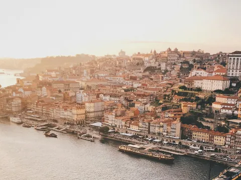Vista panorámica de Oporto al atardecer sobre el río Duero y el barrio de la Ribeira.