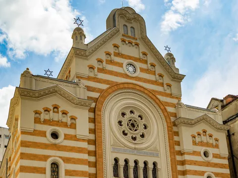 El Templo Coral es una muestra de la arquitectura judía de la época en la que se asentaron el la ciudad y fueron desarrollando el barrio.