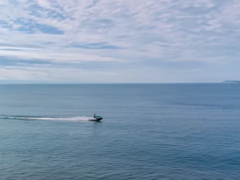 Una moto de agua navega a toda velocidad por el mar Cantábrico