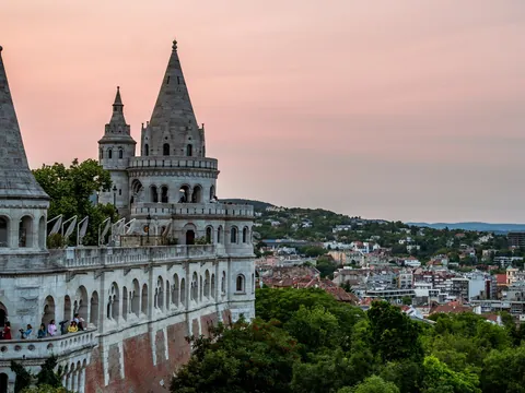 Torres del Bastión de los Pescadores al atardecer con vistas de Buda y Budapest