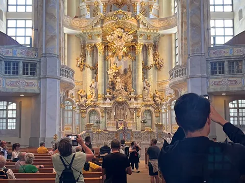 Excursionistas en el interior de la Frauenkirche Dresde Alemania