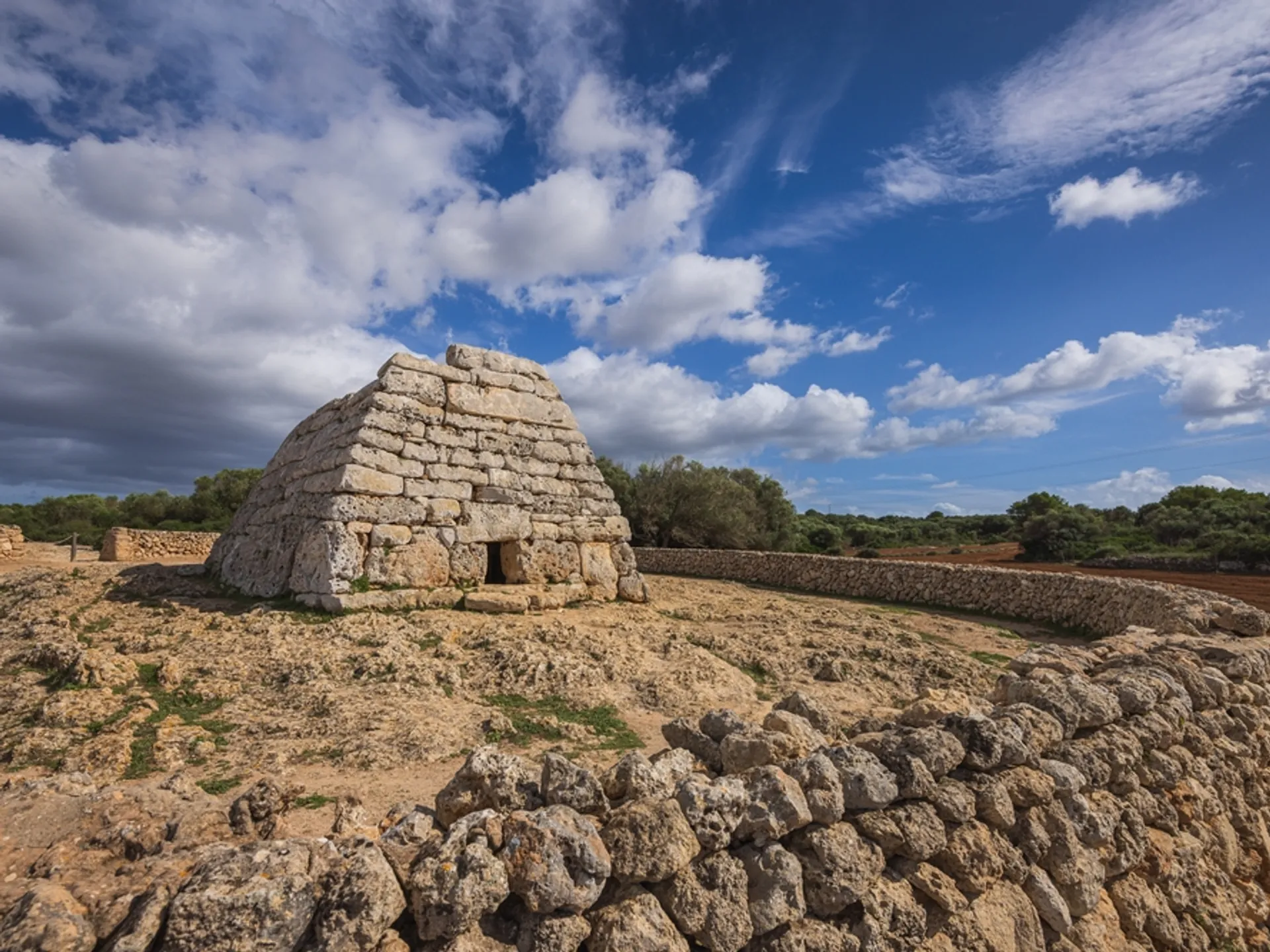 Muros de piedra de Menorca y Naveta d'Es Tudons